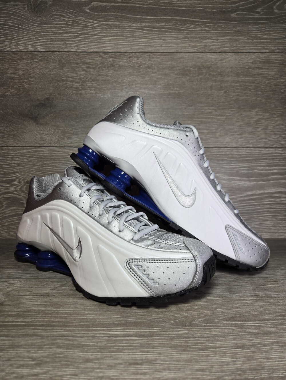 Nike Shox R4 Shoes Mens Size 11 White Deep Royal Blue Silver HQ1988-102 NEW